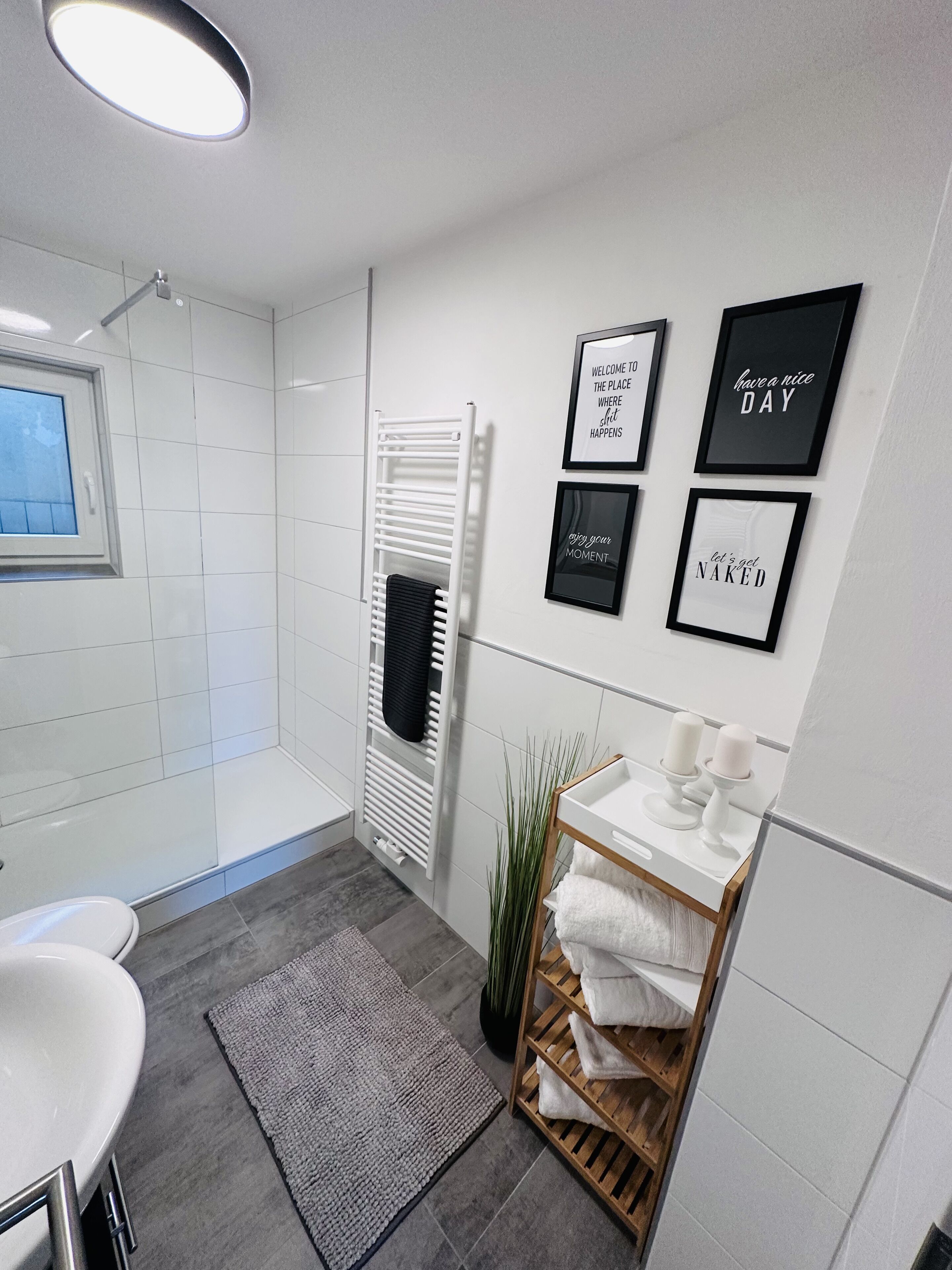 Suihku, hiustenkuivaaja, pyyhkeet, saippua