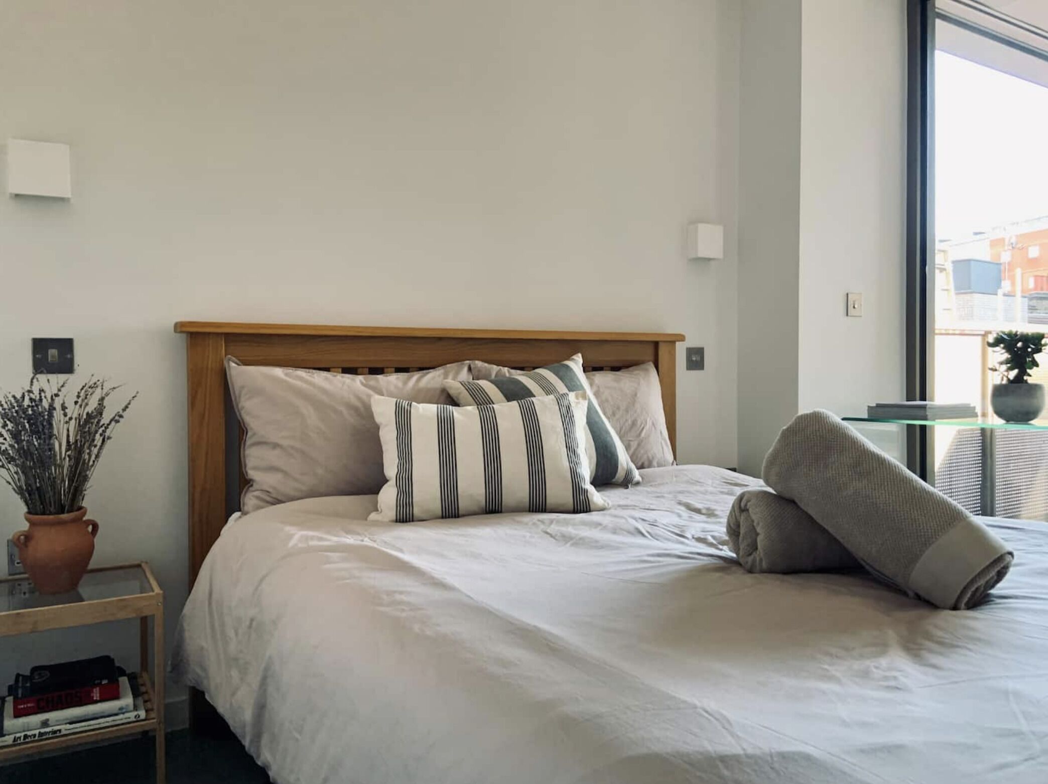 Large, modern East London Apartment with two big balconies