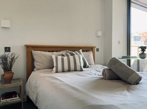 1 bedroom, WiFi, bed sheets - Large, modern East London Apartment with two big balconies (London)