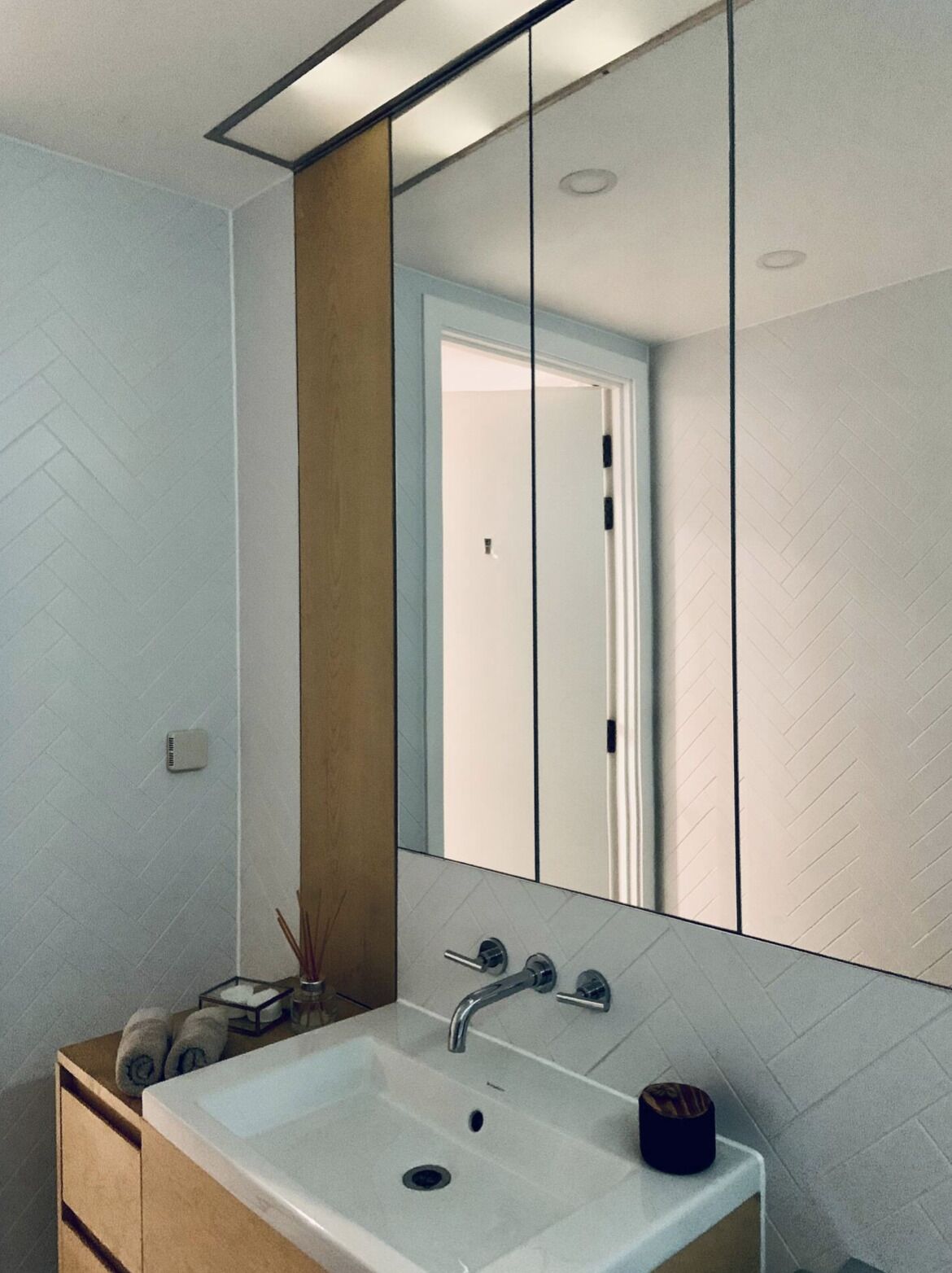 Large, modern East London Apartment with two big balconies