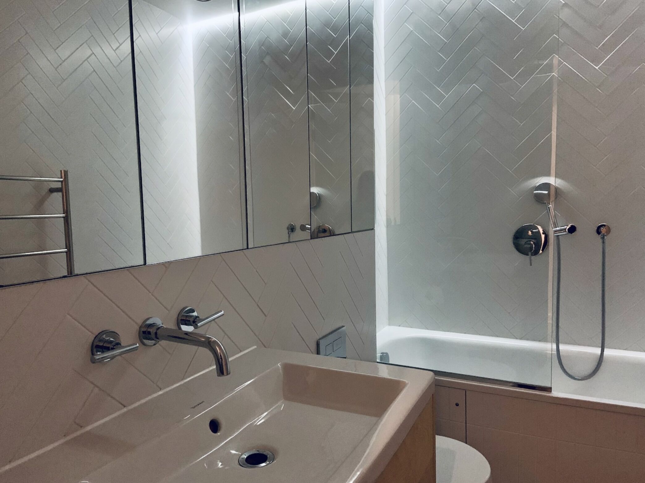 Large, modern East London Apartment with two big balconies