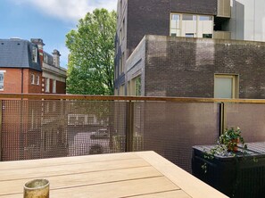 Property grounds - Large, modern East London Apartment with two big balconies (London)