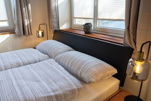 1 bedroom, travel cot, WiFi, bed sheets