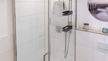 Dusche, kostenlose Toilettenartikel, Haartrockner, HandtĂŒcher