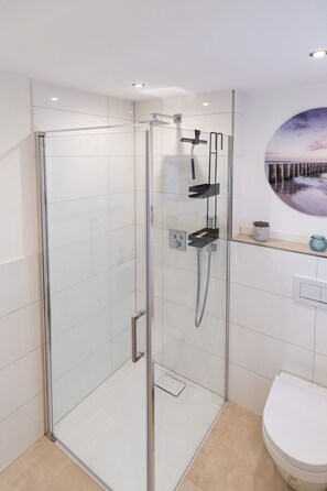 Een douche, gratis toiletartikelen, een haardroger, handdoeken
