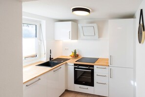 Coffee/tea maker, fridge, oven, stovetop