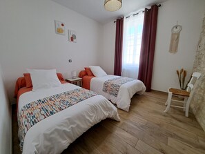 2 chambres, fer et planche à repasser, lit parapluie, Wi-Fi gratuit