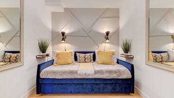 8 Schlafzimmer, Schreibtisch, Bügeleisen/Bügelbrett, Reisekinderbett