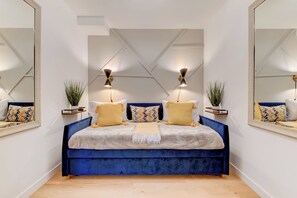 8 Schlafzimmer, Schreibtisch, Bügeleisen/Bügelbrett, Reisekinderbett