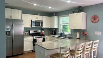 冰箱、微波炉、烤箱、炉灶