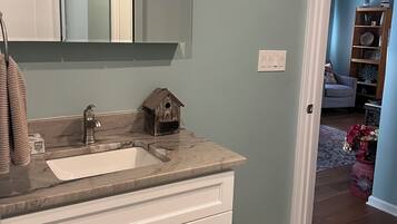 淋浴设施、吹风机、卫生纸