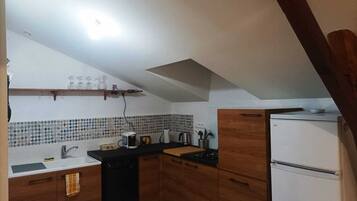 Réfrigérateur, micro-ondes, plaque de cuisson, lave-vaisselle