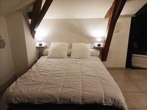 1 slaapkamer, geluiddichte muren, een strijkplank/strijkijzer