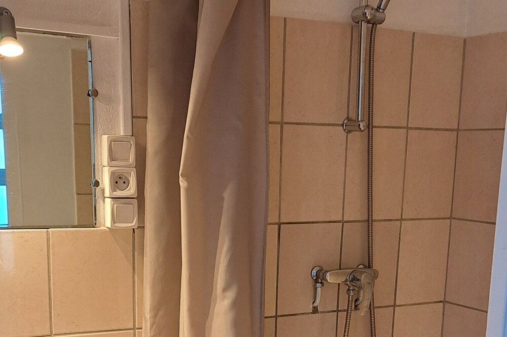 A quiet studio in the center of Bourg, close to all amenities.