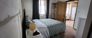 2 bedrooms, desk, iron/ironing board, free WiFi - Country house 6/8 persons (Manthelan)