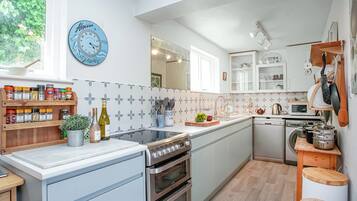 Een vaatwasser, een kinderstoel