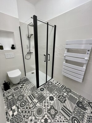 Dusche, Haartrockner, Handtücher, Toilettenpapier