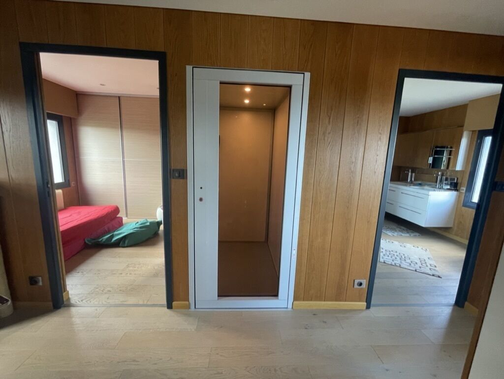 Unique!!! Exceptionnelle villa sur la falaise, vue mer. Ascenseur dans la villa.