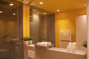 Douche, articles de toilette écologiques, sèche-cheveux, bidet