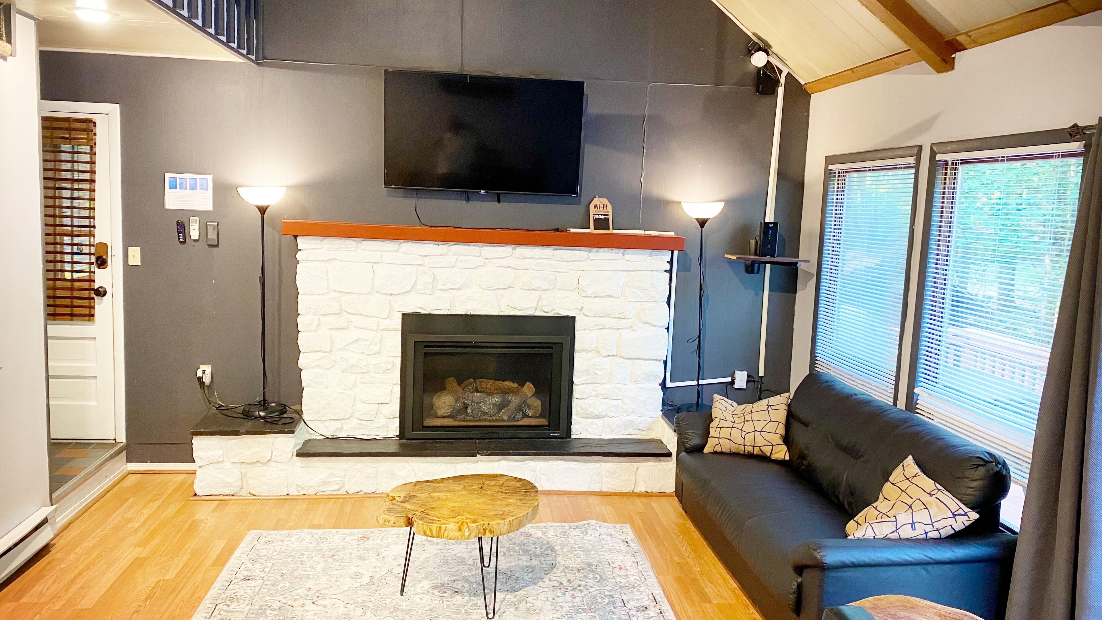 Pocono Mountain Retreat with Hottub, Game Room ,Fire Pit and Beach Access