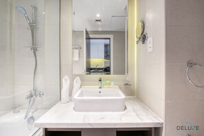 Baignoire, sĂšche-cheveux, serviettes fournies