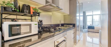 Een koelkast, een magnetron, een oven, een waterkoker