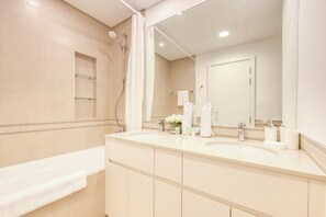 Badewanne, Haartrockner, Handtücher, Seife
