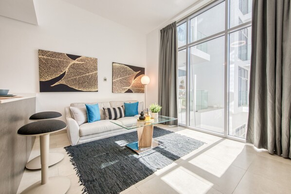 TV - Upbeat 1BR at Pantheon Elysee Jumeirah Village Circle by Deluxe Holiday Homes (Dubai)