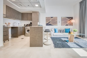 TV - Upbeat 1BR at Pantheon Elysee Jumeirah Village Circle by Deluxe Holiday Homes (Dubai)