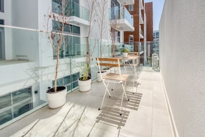 Outdoor dining - Upbeat 1BR at Pantheon Elysee Jumeirah Village Circle by Deluxe Holiday Homes (Dubai)