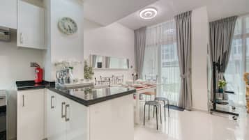 Frigorifero, microonde, forno, piano cottura