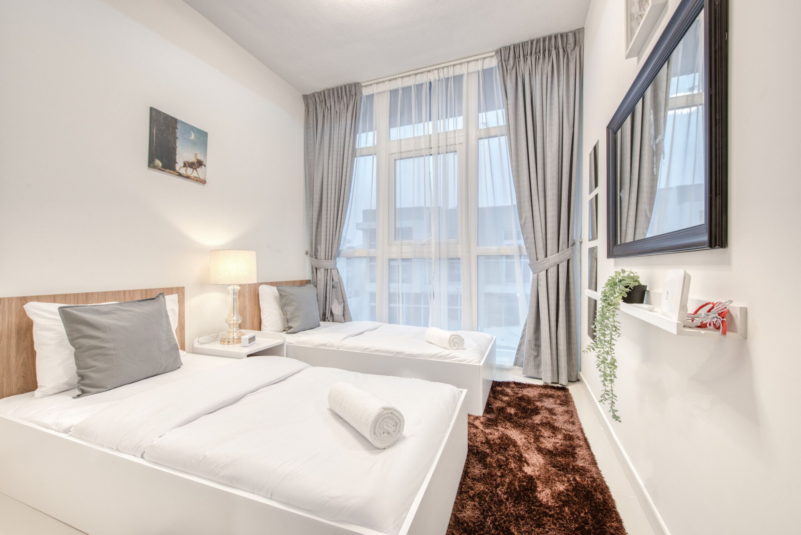 3 makuuhuonetta, tallelokero huoneessa, silitysrauta/-lauta