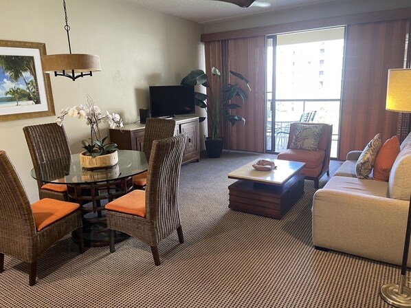 Living area - High rise condo on the beach and the pristine swimmable Kahana bay. (Lahaina)