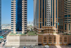 Ein hoch aufragendes Gebäude mit mehreren Etagen, großen Fenstern und einem modernen architektonischen Design.