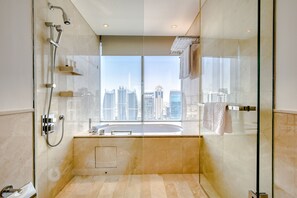 Badewanne, Haartrockner, Handtücher, Seife