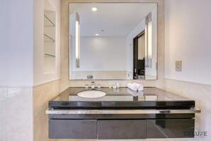 Bathtub, hair dryer, towels - Upscale Studio at The Address Residences Dubai Marina by Deluxe Holiday Homes (Dubai)