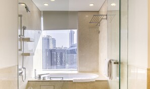 Baignoire, sèche-cheveux, serviettes fournies