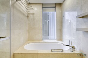 Badewanne, Haartrockner, Handtücher, Seife