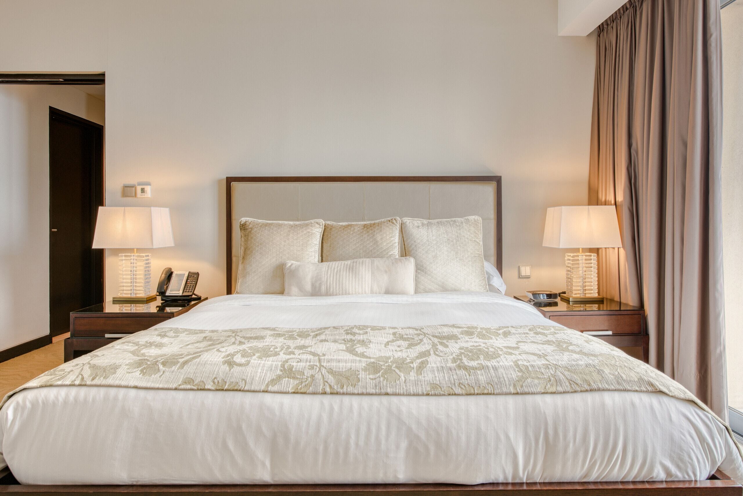 3 chambres, coffres-forts dans les chambres, fer et planche à repasser