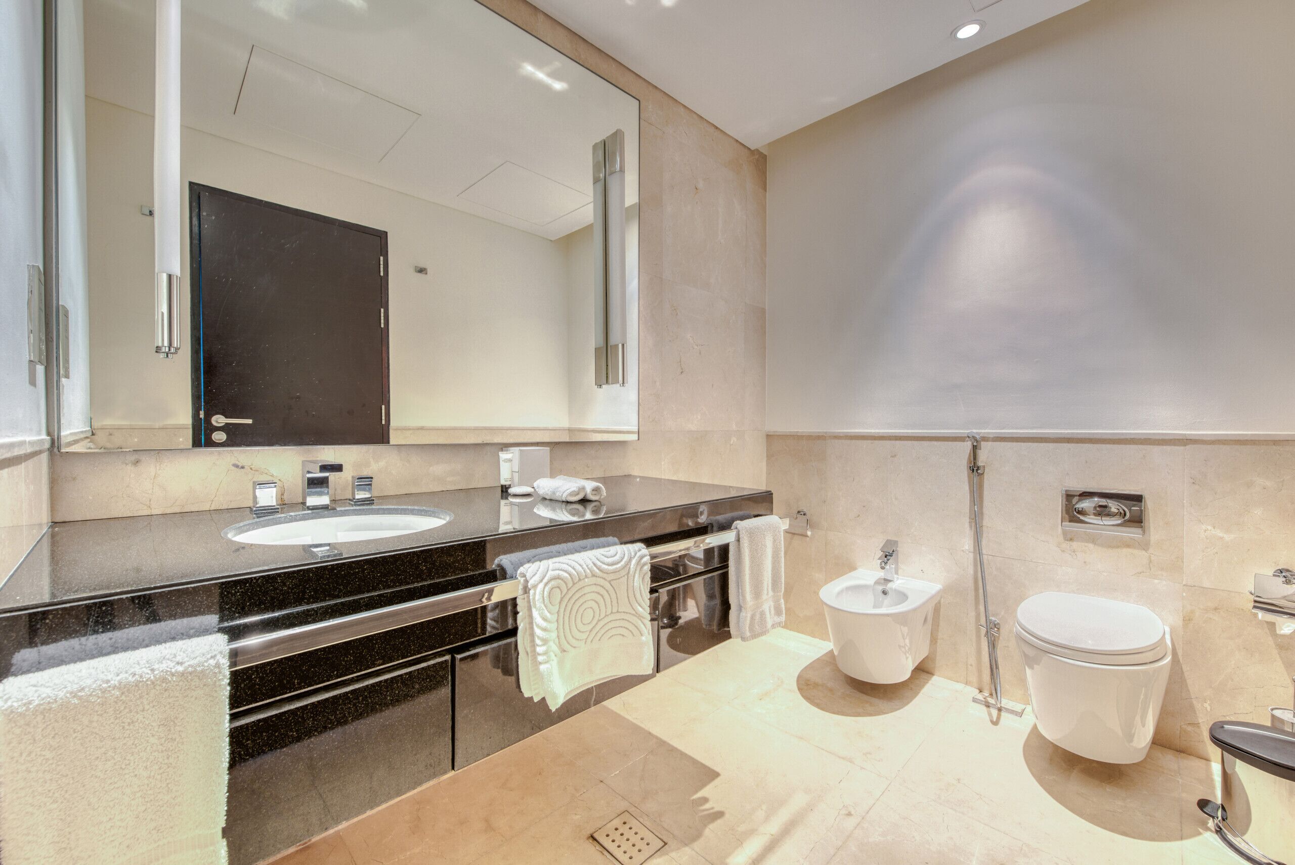 Baignoire, sèche-cheveux, serviettes fournies, savon