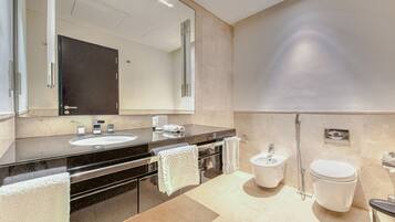 Baignoire, sĂšche-cheveux, serviettes fournies, savon