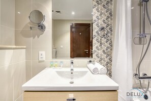 Badewanne, Haartrockner, Handtücher, Seife