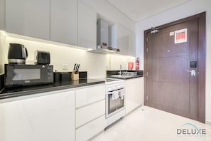 ثلاجة، ميكروويف، فرن، موقد طهي مسطح