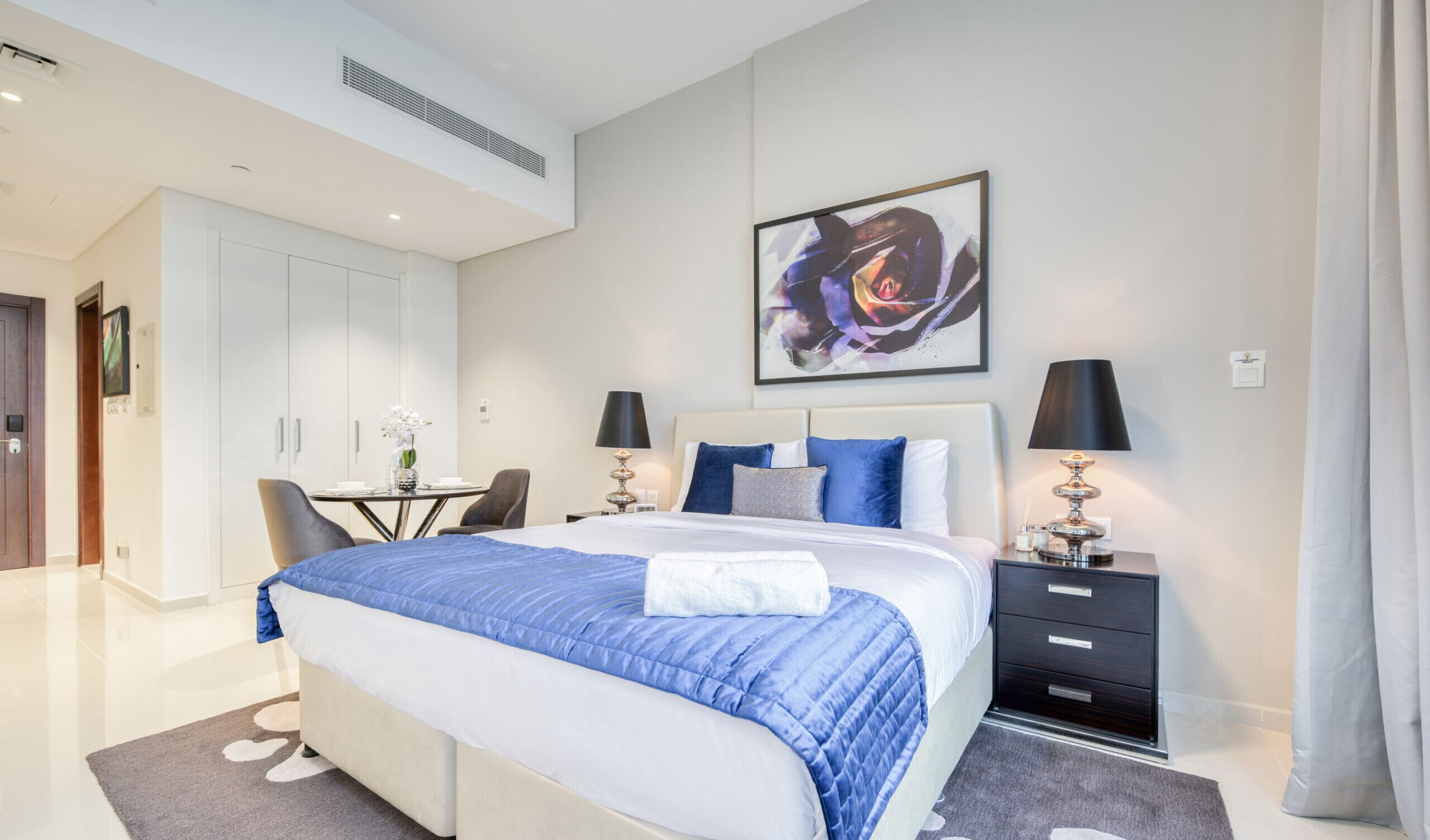 Une chambre moderne avec un grand lit, des tables de chevet, un bureau et une chaise.