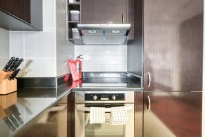 ثلاجة، ميكروويف، فرن، موقد طهي مسطح