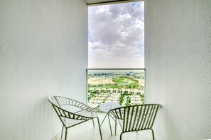 Interior - Prime 1BR at Carson B DAMAC Hills Dubailand by Deluxe Holiday Homes (Dubai)