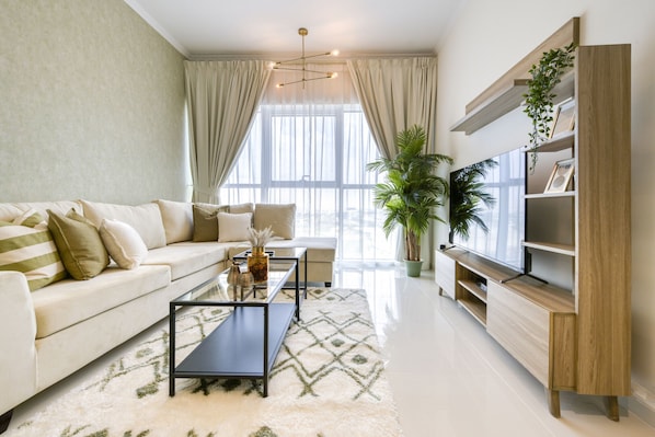 TV - Prime 1BR at Carson B DAMAC Hills Dubailand by Deluxe Holiday Homes (Dubai)