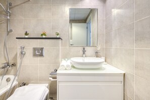 Baignoire, sĂšche-cheveux, serviettes fournies