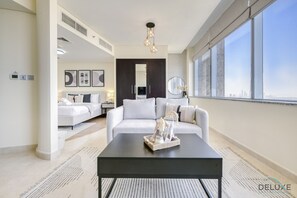 Caja de seguridad en la habitación y tabla de planchar con plancha 