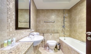 Tina, secadora de cabello, toallas, jabón 